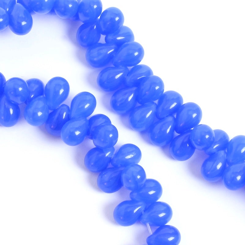 Fil de perles de Bohème gouttes 5x7mm bleu intense
