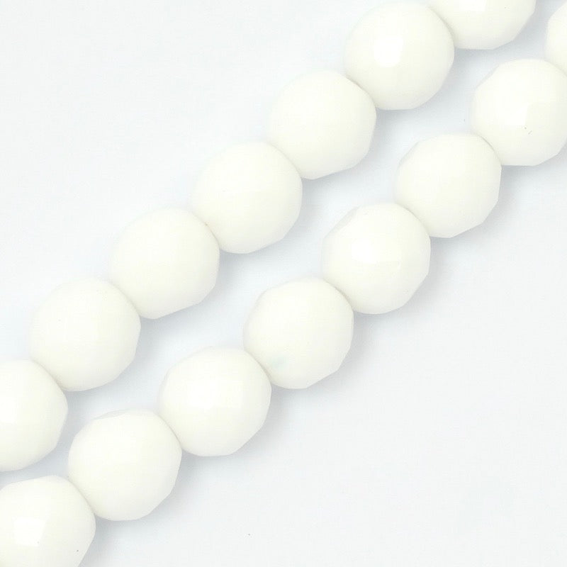 Fil de perles de Bohème rondes facettées blanc opaque 10mm