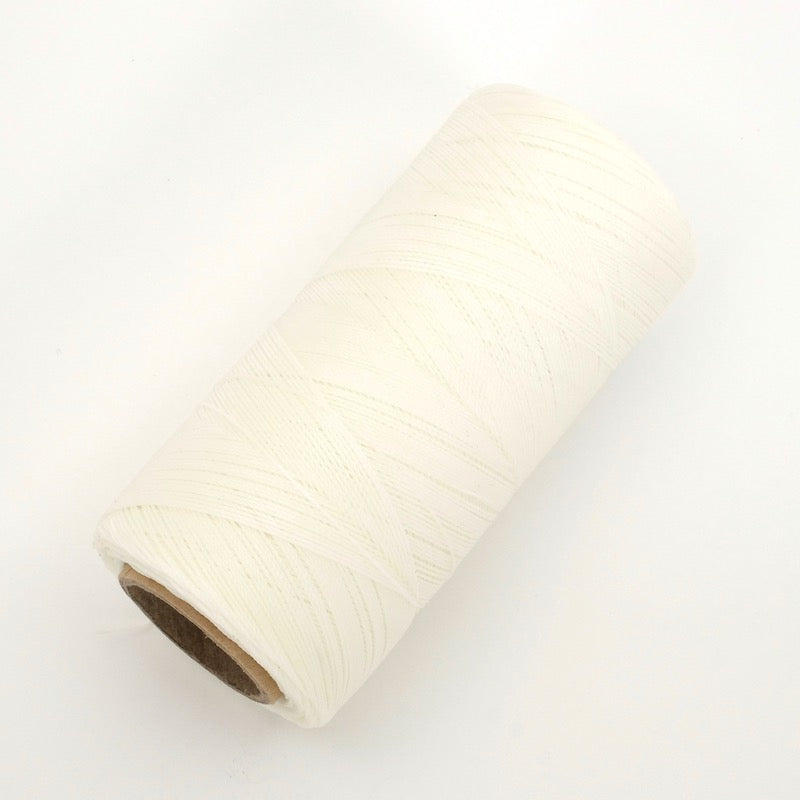 Bobine de fil ciré Linhasita 0,35mm pour micro macramé - Blanc cassé
