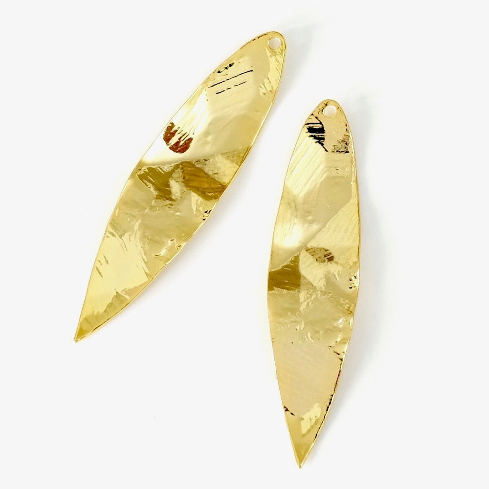 2 pendentifs navettes froissées en laiton doré à l'or fin 24K