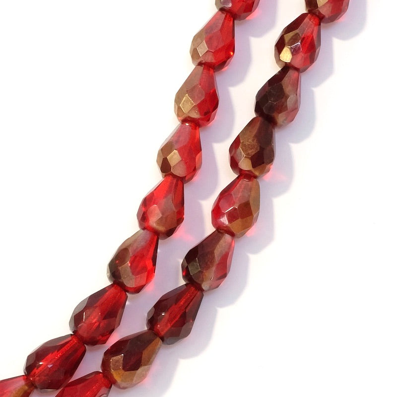 Fil de perles de Bohème gouttes 10x7mm rouge transparent irisé doré