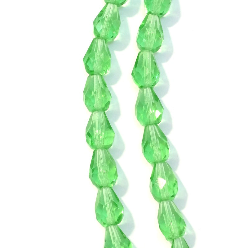 Fil de perles de Bohème gouttes 10x7mm vert transparent