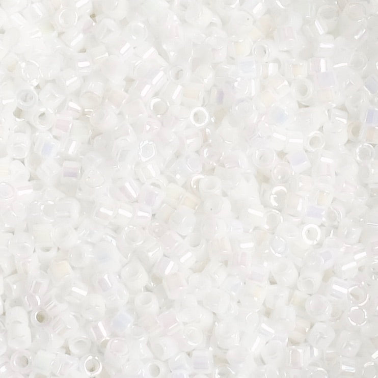 8 grammes de perles Miyuki Délica 11/0 White Pearl AB DB0202