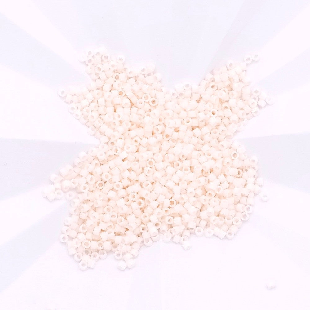 8 grammes de perles Miyuki Délica 11/0 Matted Opq Bisque White N°1510 