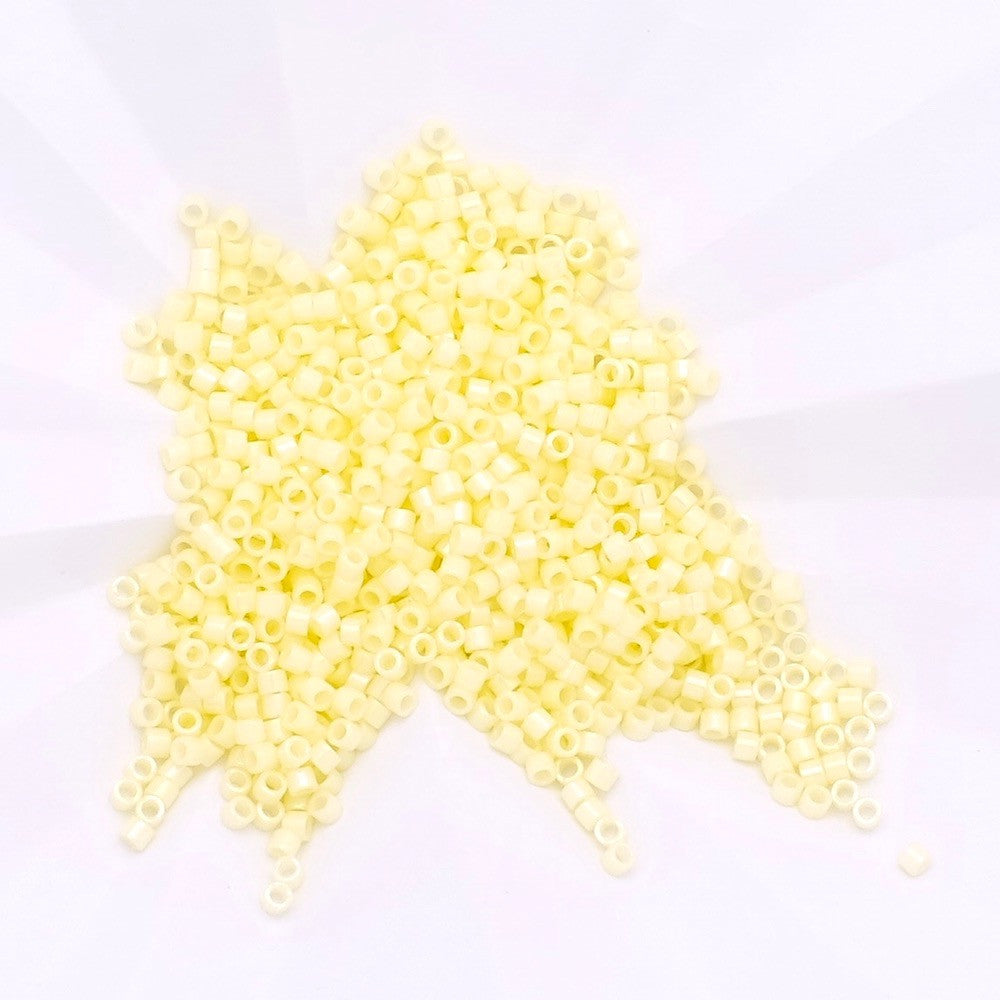 8 grammes de perles Miyuki Délica 11/0 Opaque Pale Yellow AB N°1501 