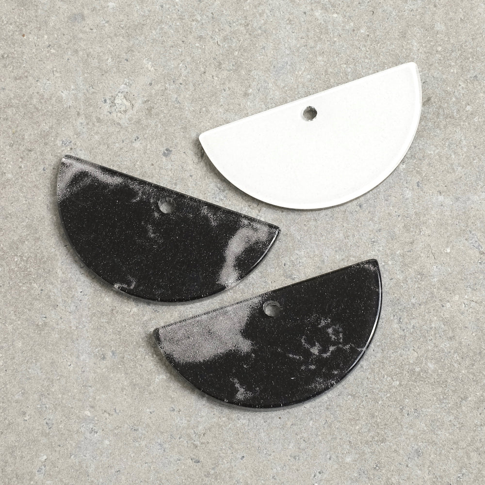 2 Pendentifs Demi-cercle 34mm effet Marbre noir en Plexi acrylique