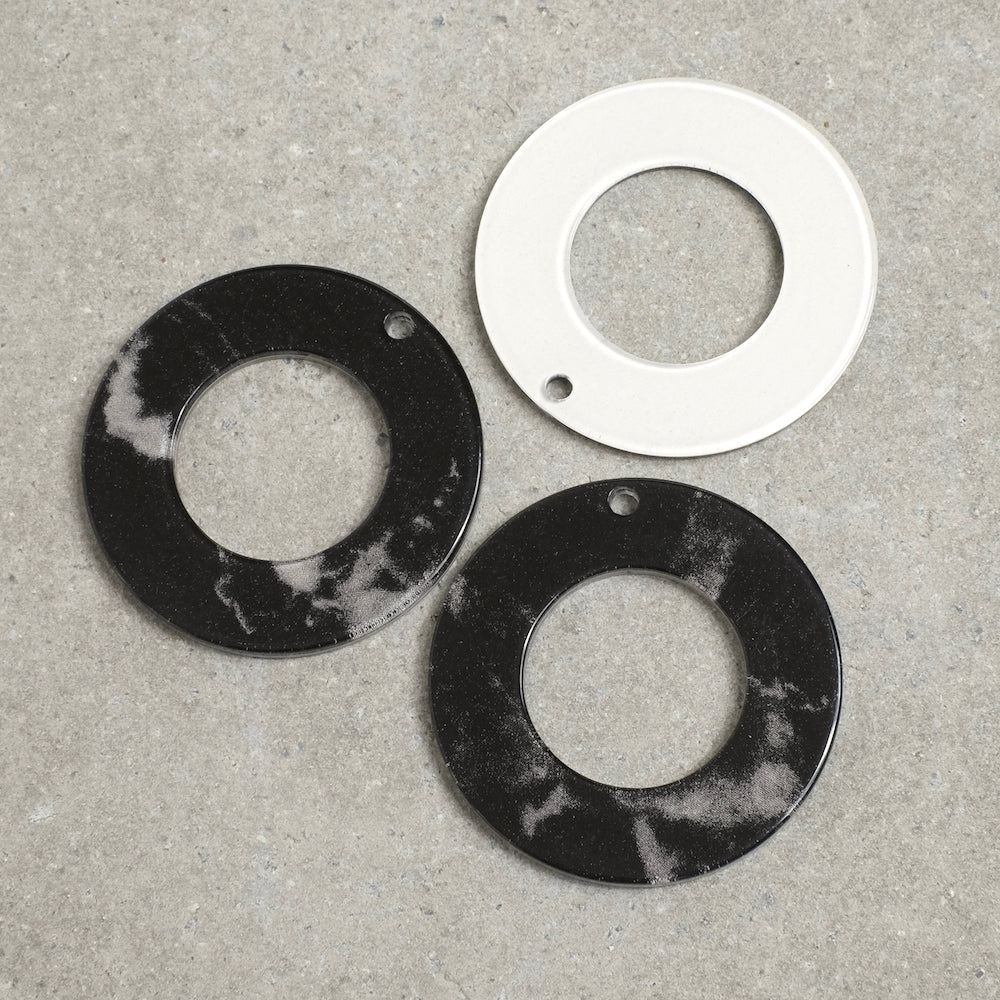 Pendentif Disque 40mm effet Marbre noir en Plexi acrylique - Perles Corner