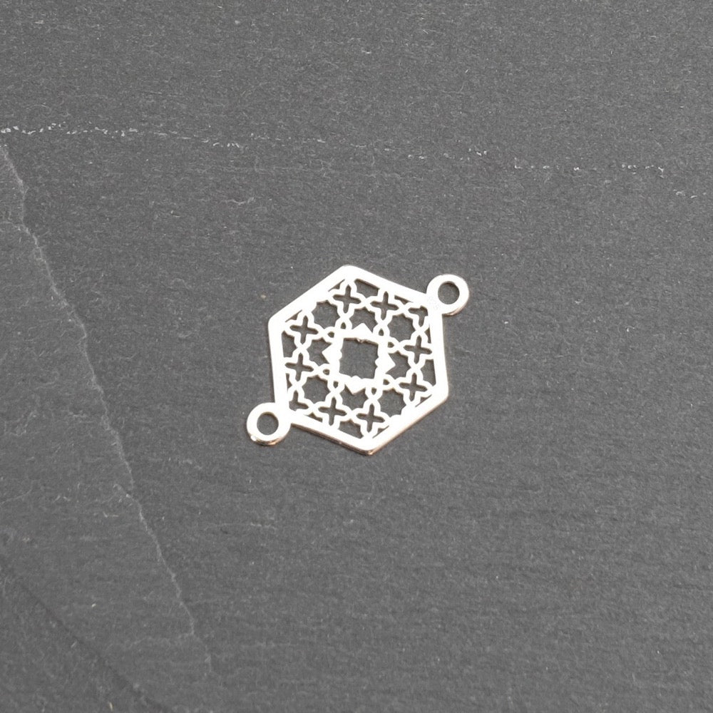 2 connecteurs argentés en forme d'hexagone ajouré.