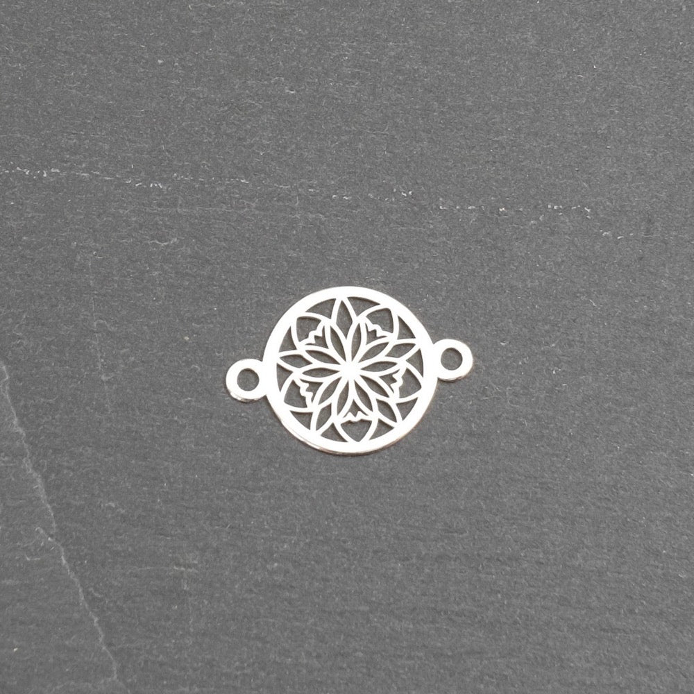 2 connecteurs ronds argentés ajourés avec motif floral.