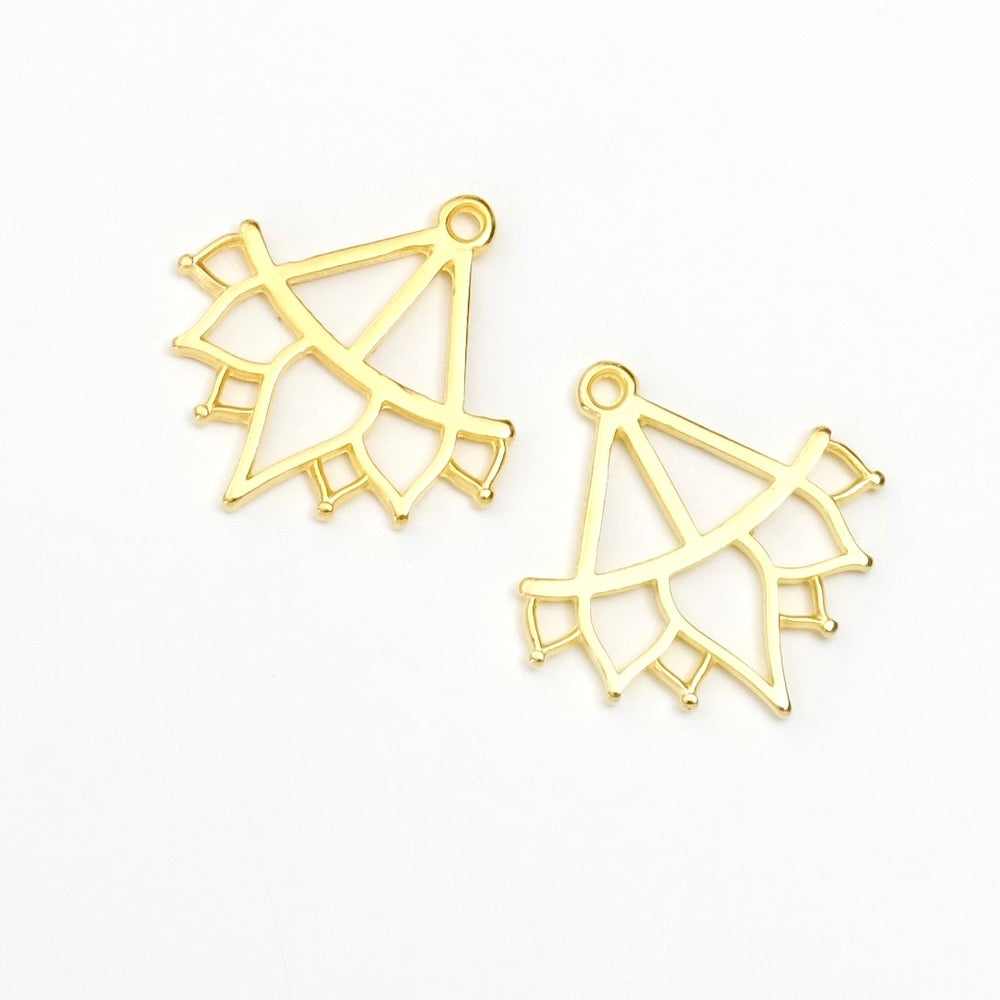 Deux breloques dorées en forme de lotus stylisé.