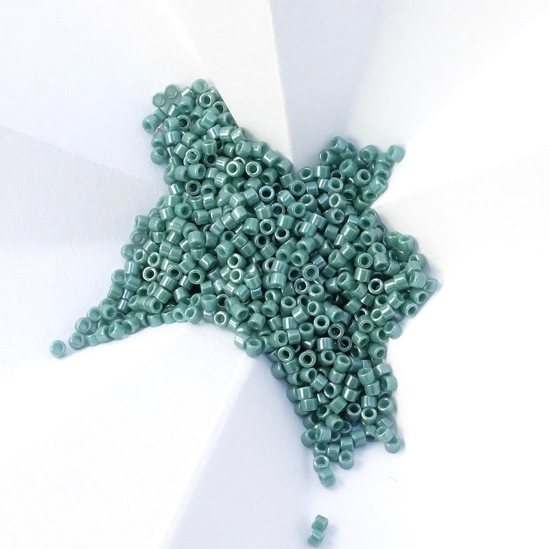 5 grammes de perles Miyuki Délica 11/0 Opaque Mallard Luster DB0264