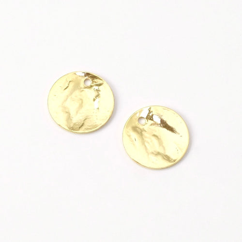 Deux pendentifs ronds martelés en laiton doré.