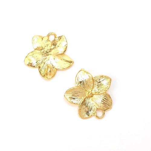 Deux pendentifs fleur en laiton doré à l'or fin 24K.