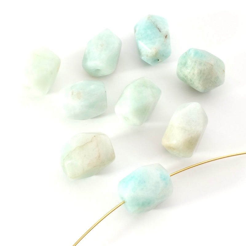 Perles naturelles facettées irrégulières en Amazonite bleu pâle.