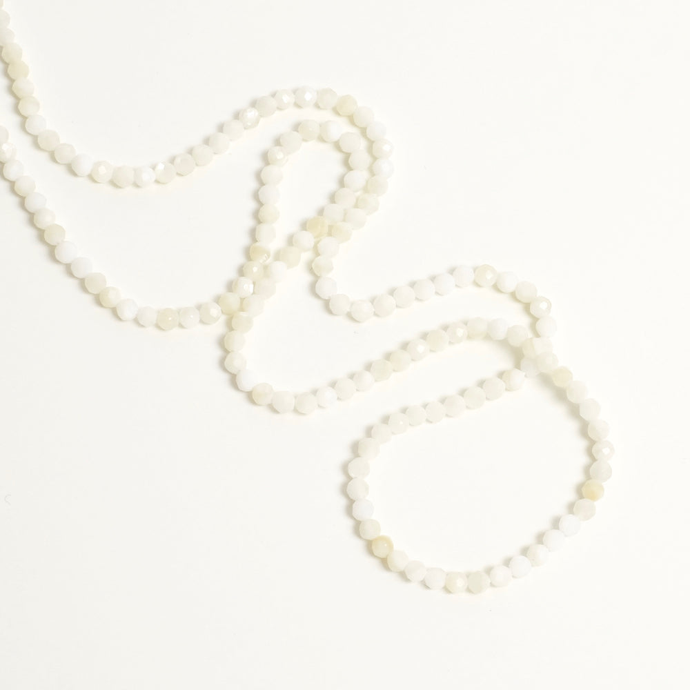 Fil de 40cm de perles de Nacre facettées 2mm naturelles