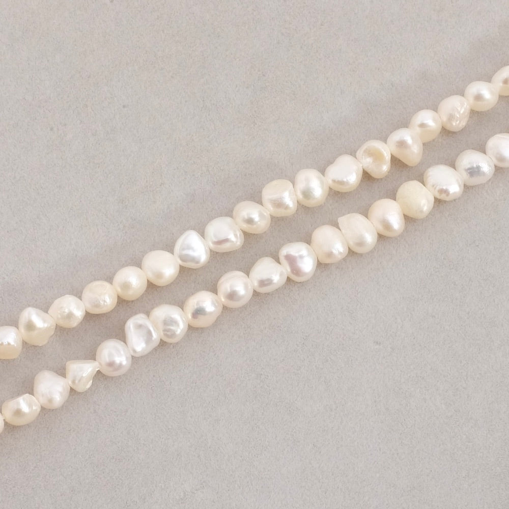 Fil de petites perles 5mm irrégulières de Nacre naturelle