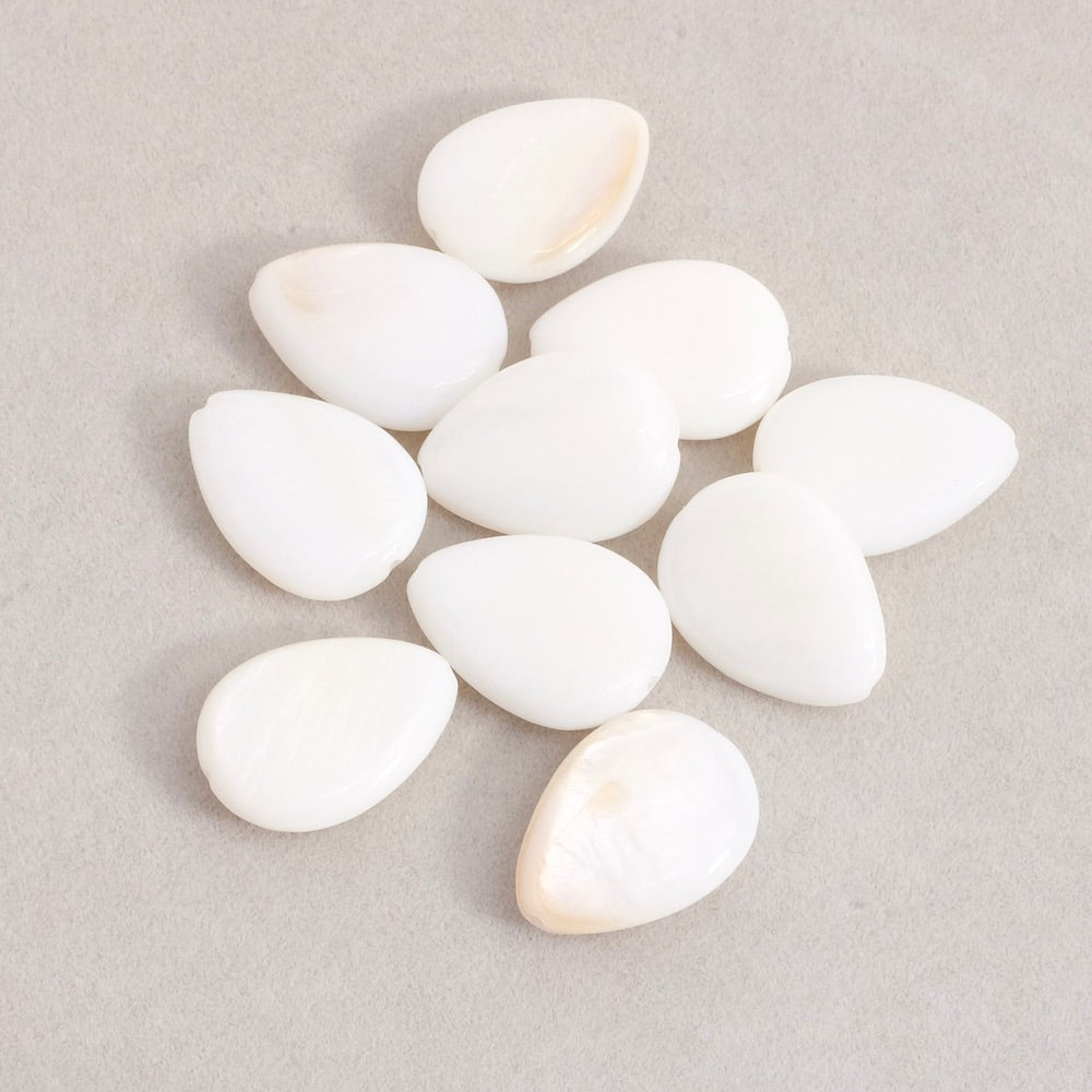 4 perles gouttes 13 x 18mm de Nacre naturelle