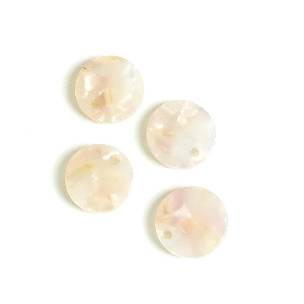 Quatre pendentifs ronds en acétate crème de 12mm avec deux trous.