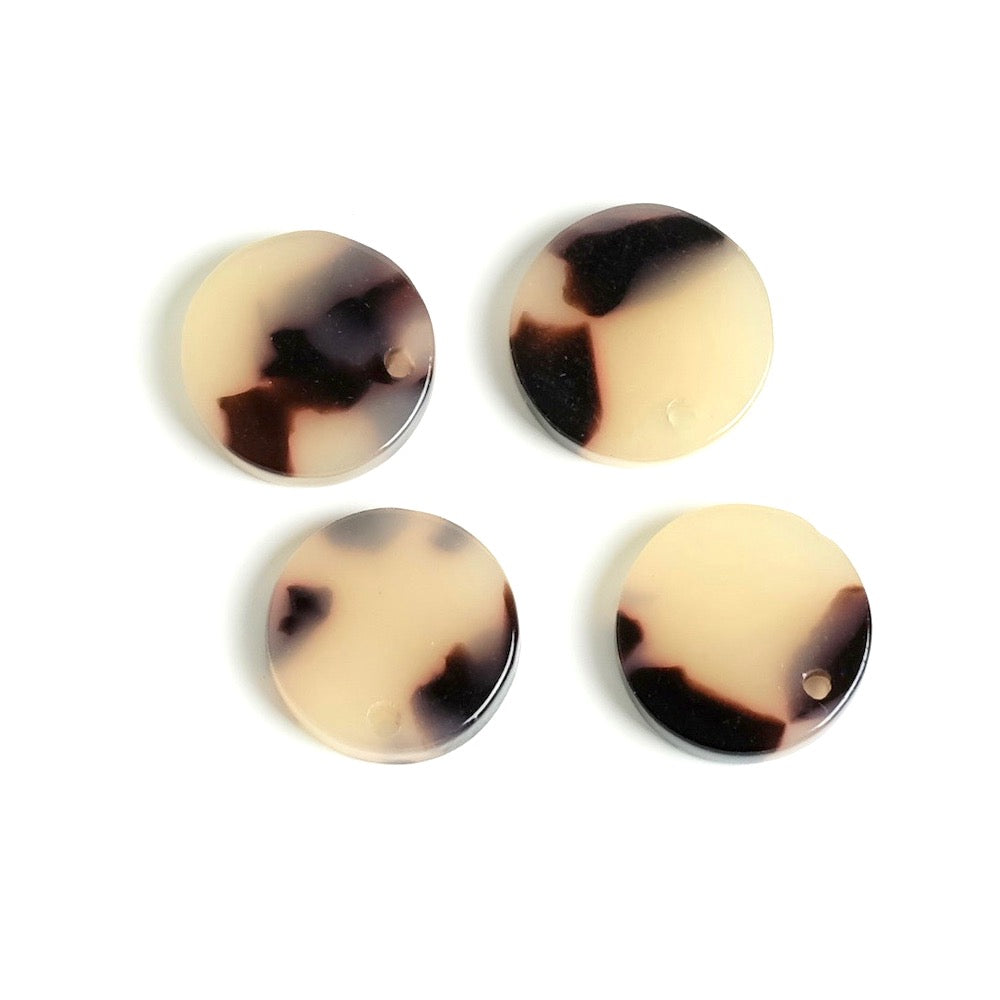 4 pendentifs ronds en acétate beige avec motif écaille.