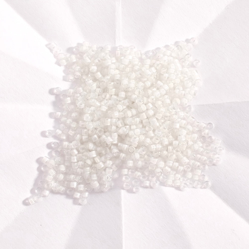 5 grammes de Miyuki Délica 11/0 DB0066 White lined crystal AB