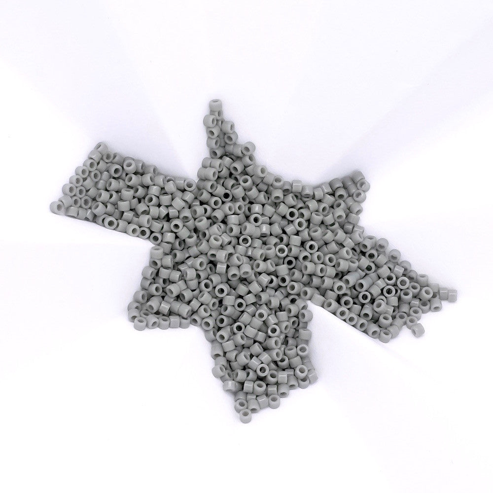 5 grammes de perles Miyuki Délica 11/0 grises opaques.