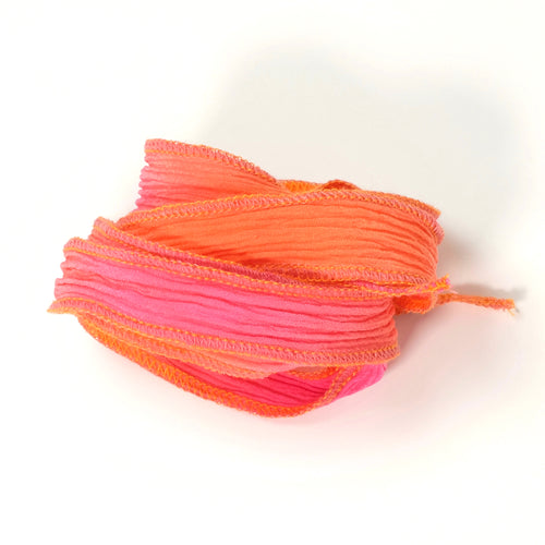 Ruban de soie froissé corail et rose avec surpiqûre orange.