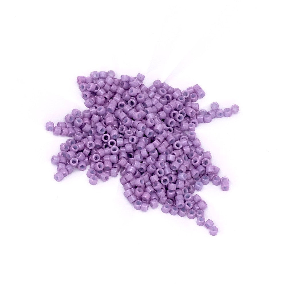 Perles Miyuki Délica 11/0 cylindriques violettes opaques.