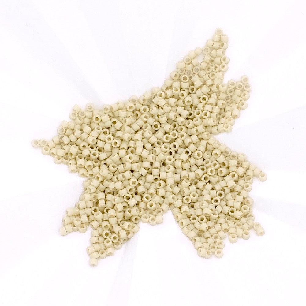 8 grammes de perles Miyuki Délica 11/0 Matted Opq Bone Luster N°0388 
