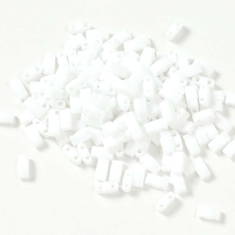 10 grammes de perles Miyuki Half Tila Beads HTL-0402F White Opaque Matted