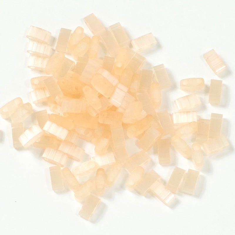 10 grammes de perles Miyuki Half Tila Beads HTL-2555 Silk Pale Light Coral