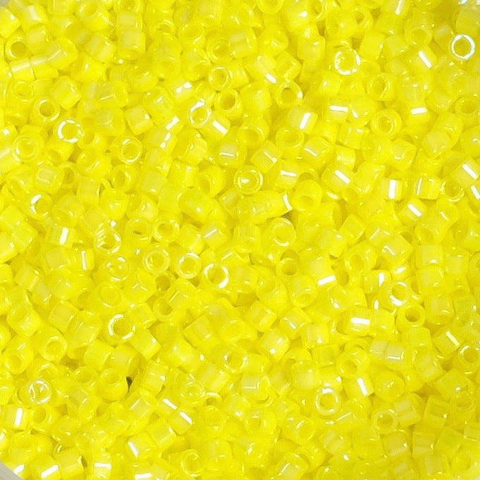 8 grammes de perles Miyuki Délica 11/0 Opaque Yellow AB DB0160