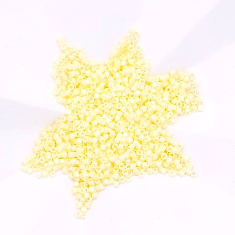 8 grammes de perles Miyuki Délica 11/0 jaune opaque pâle N°1531 