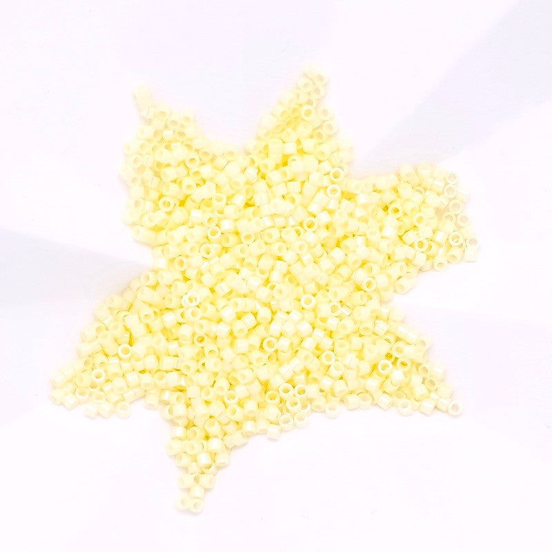 8 grammes de perles Miyuki Délica 11/0 jaune opaque pâle N°1531 