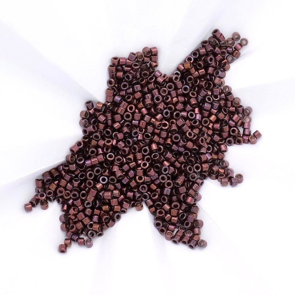 8 grammes de perles Miyuki Délica 11/0 Metallic Dark Raspberry DB0012.