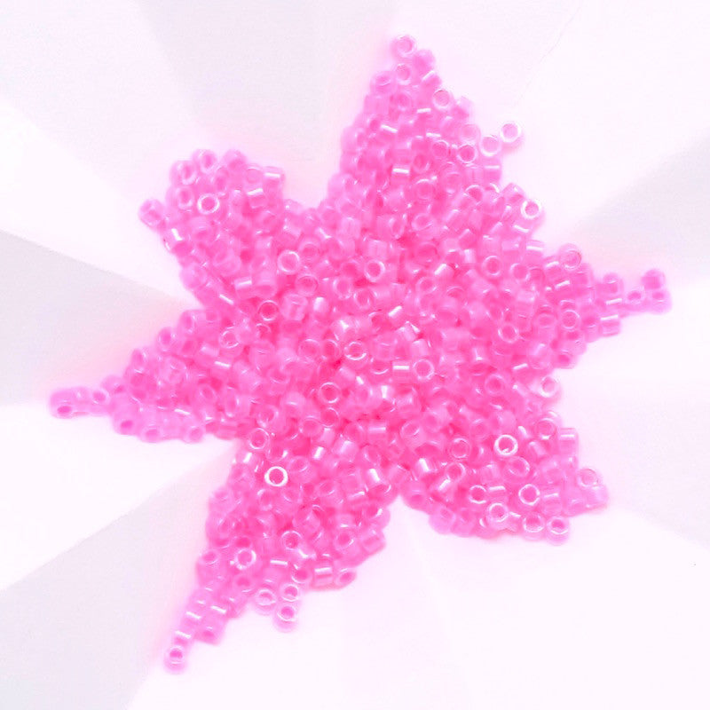 Perles Miyuki Délica 11/0 Luminous cotton candy DB2036 en forme d'étoile.