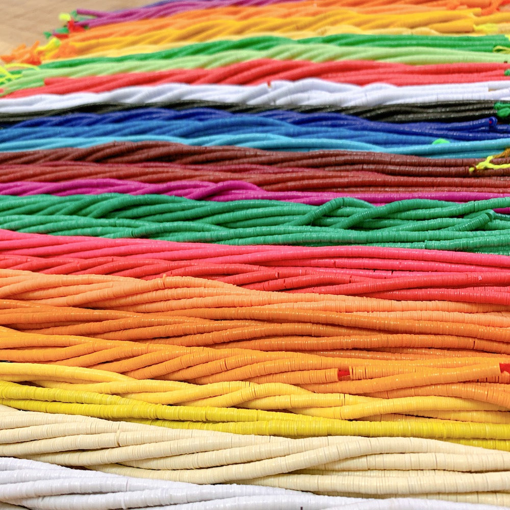 Véritables Perles Heishi 4mm de vinyle Vulcanite africain Bleu