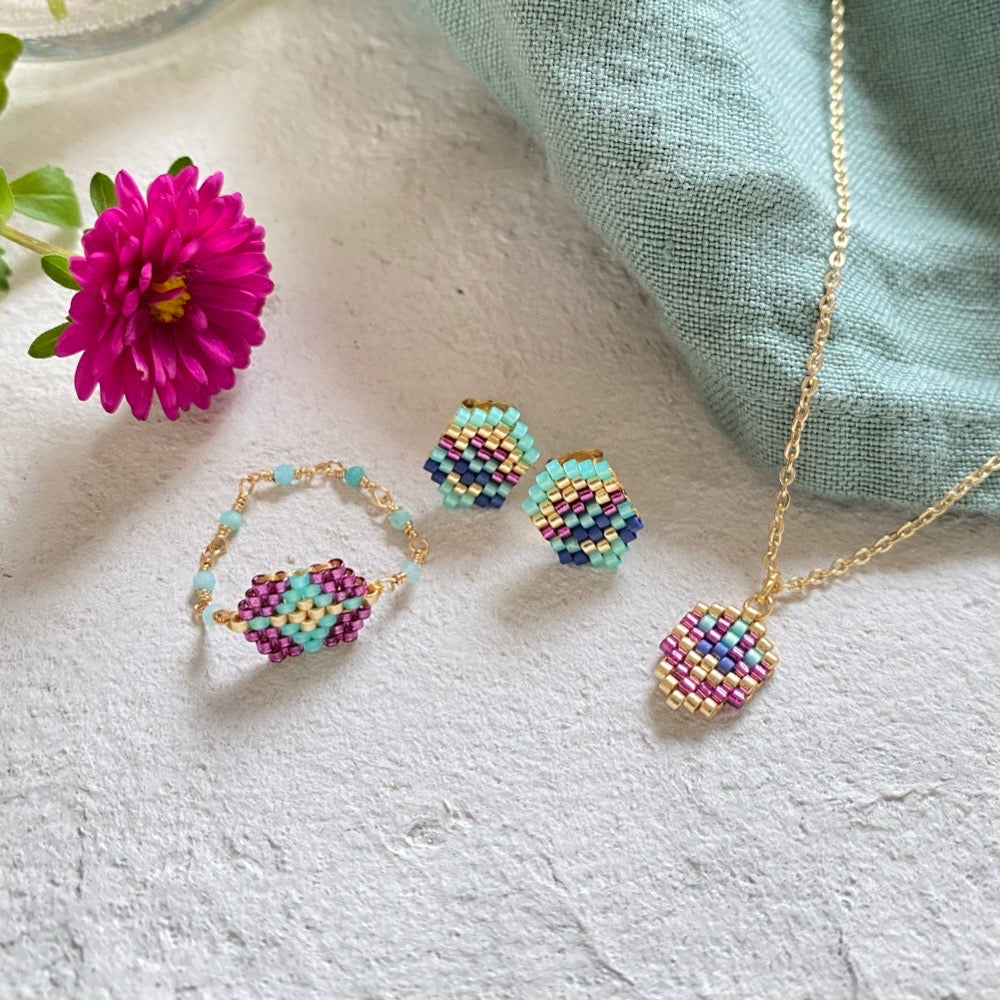 Atelier d'initiation au tissage Brick stitch avec perles et fils.