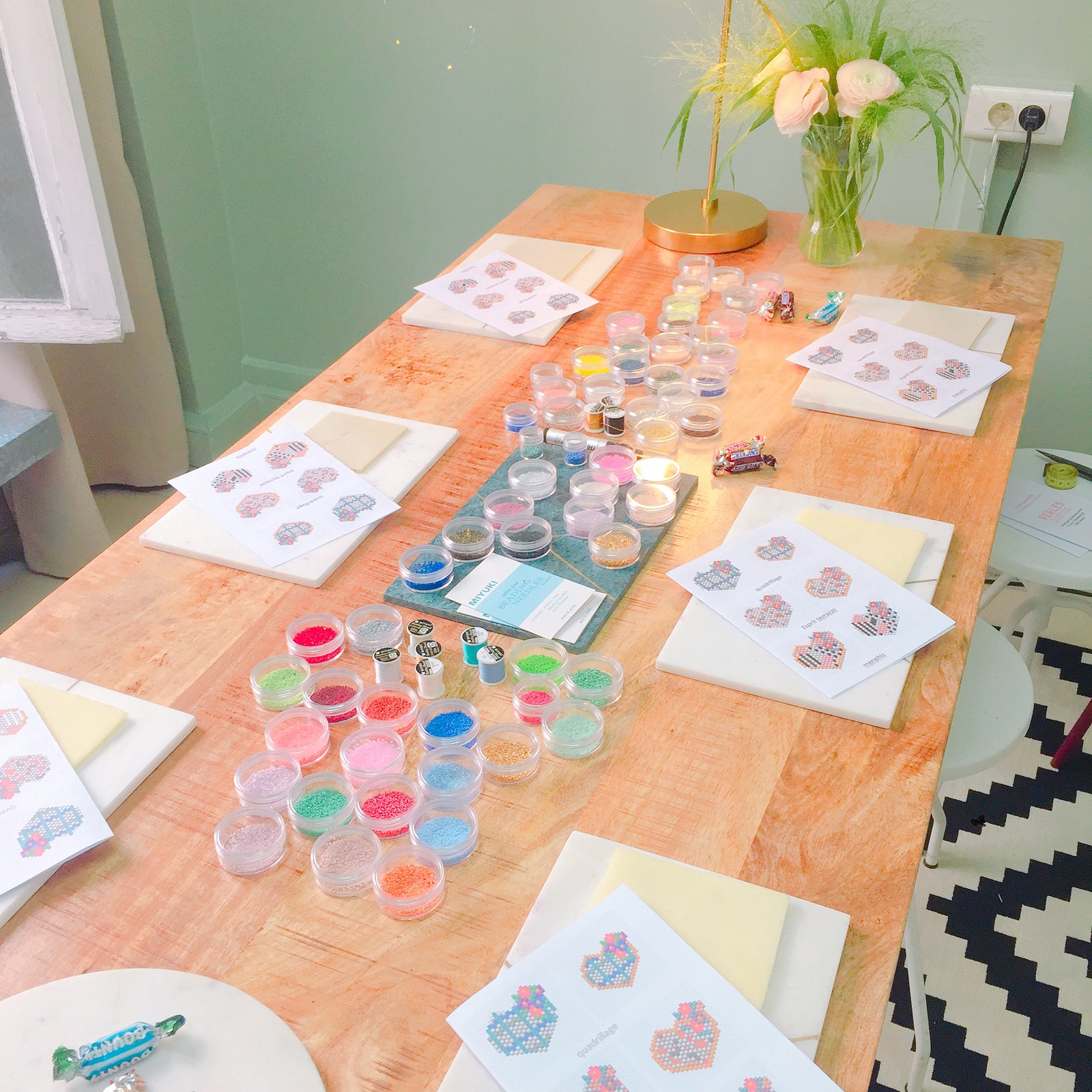 Atelier d'initiation au tissage Brick stitch avec perles et fils.