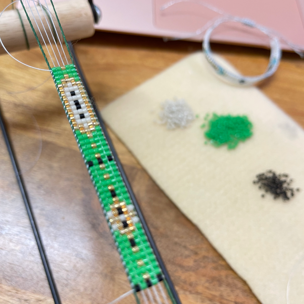 Bracelets tissés à la main avec des perles Miyuki sur des bobines de fil.