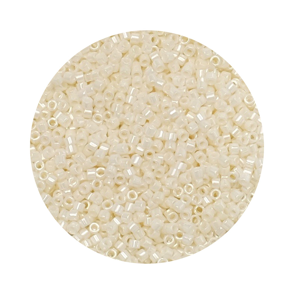 8 grammes de perles Miyuki Délica 11/0 Cream Ceylon DB0203