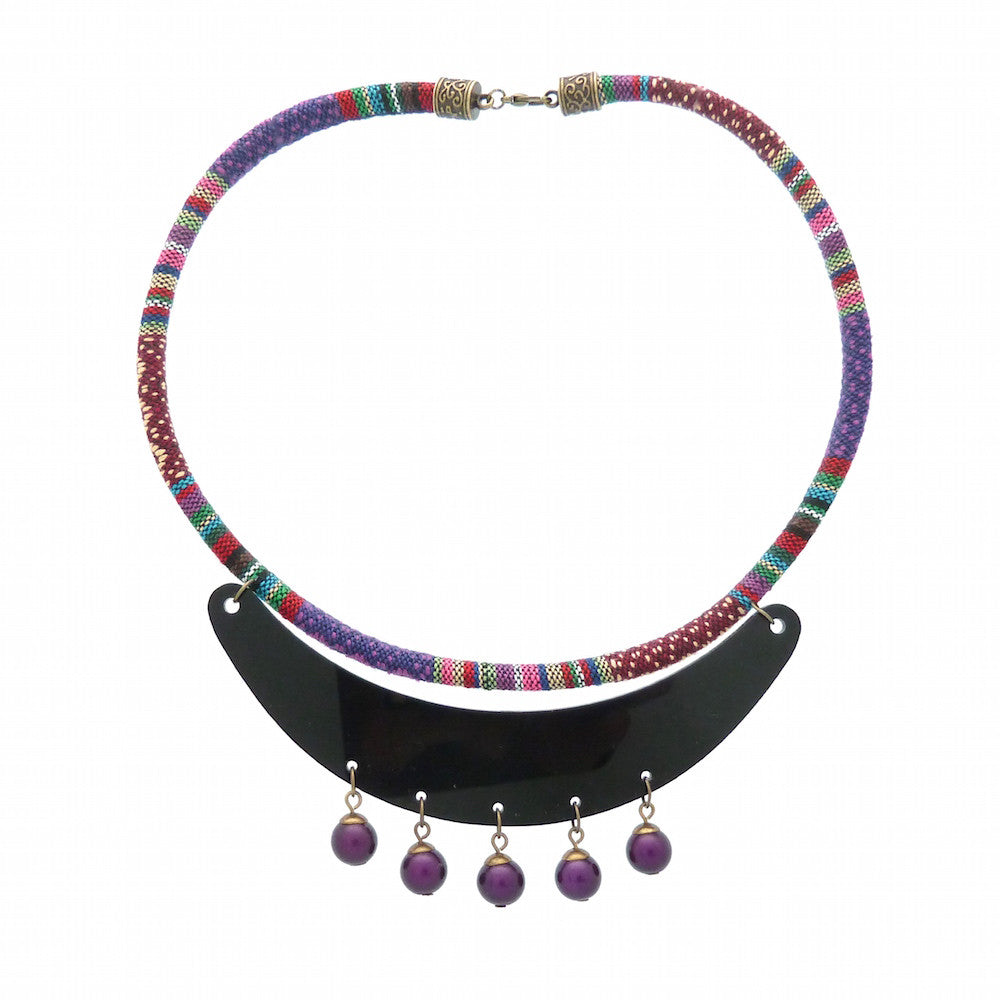 Plastron connecteur en plexi noir avec 7 trous pour la création de bijoux.