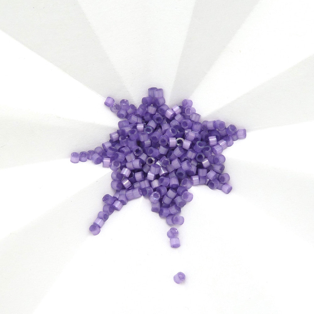 8 grammes de perles Miyuki Délica 11/0 lilas soie satiné.