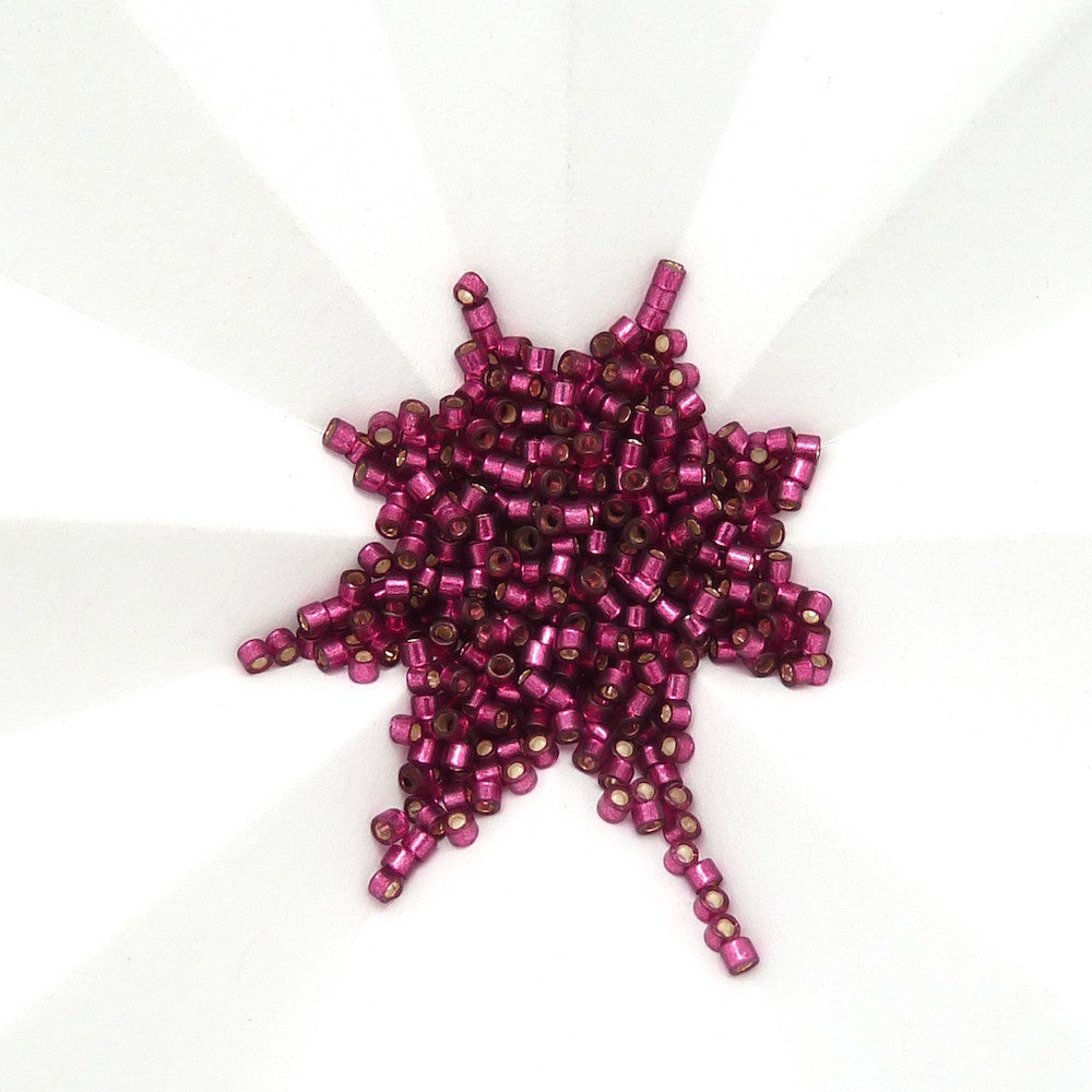 8 grammes de perles Miyuki Délica 11/0 Vieux Rose intérieur argenté N°1342