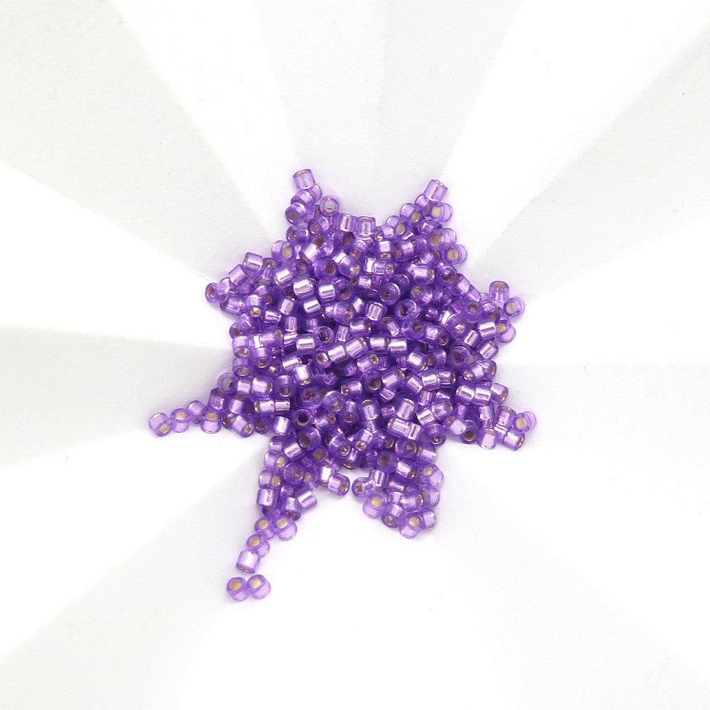 5 grammes de perles Miyuki Délica 11/0 lavande intérieur argent.
