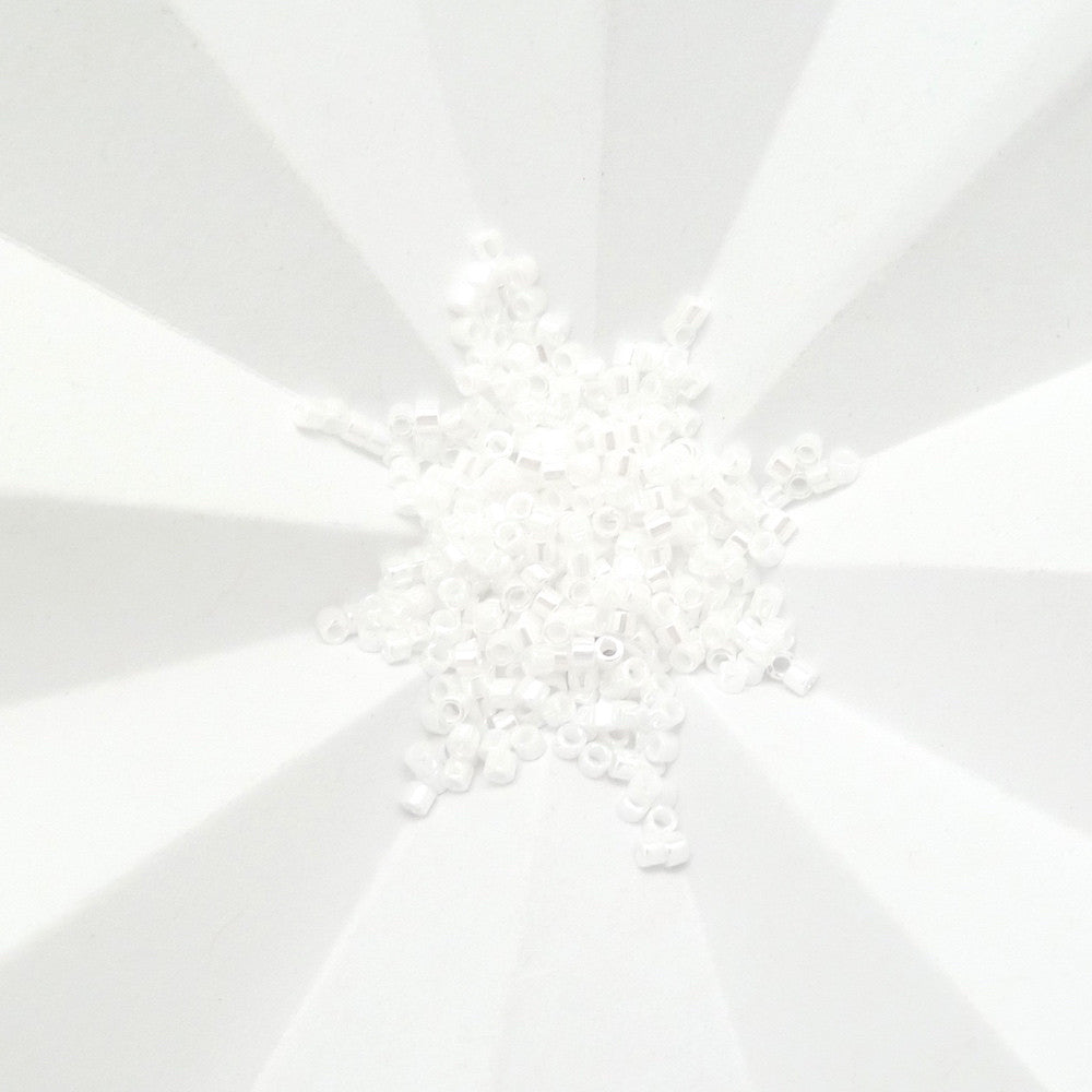 8 grammes de perles Miyuki Délica 11/0 Blanc nacré N°201