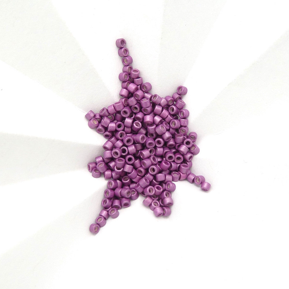 Perles Miyuki Délica 11/0 magenta métallisé mat en vrac.