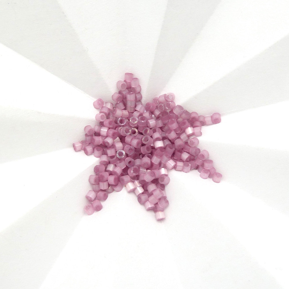 8 grammes de perles Miyuki Délica 11/0 Orchidée soie satiné N°1806