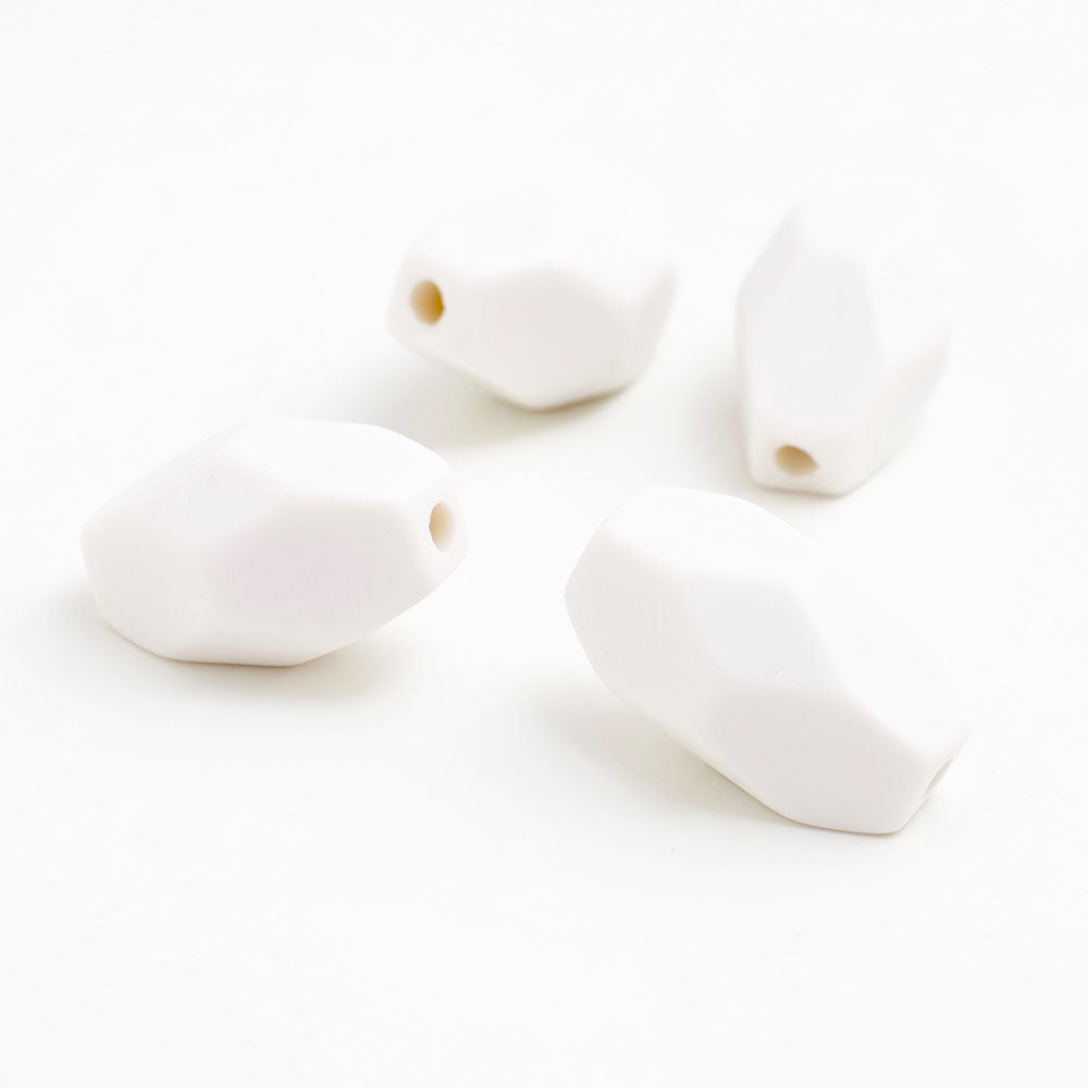 4 perles ovales facettées en acrylique blanc mat