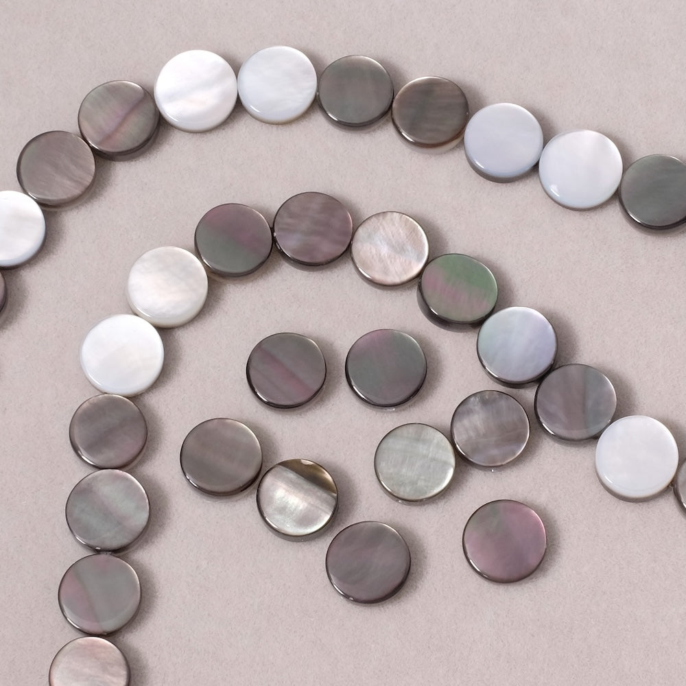 2 round 8mm black mother-of-pearl pearls, very fine quality