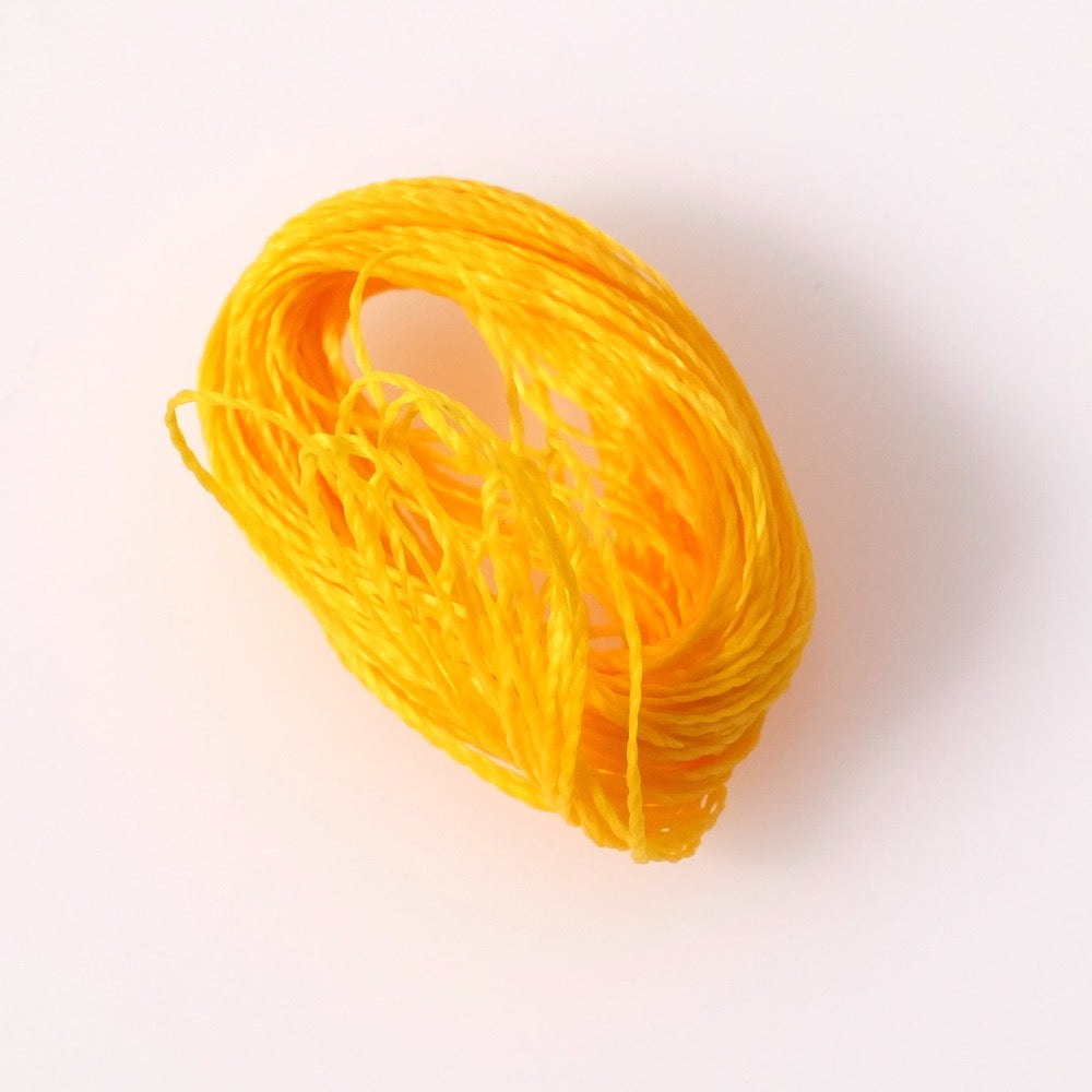 10 metres of Linhasita 0.5mm waxed thread for micro macramé - Chick yellow